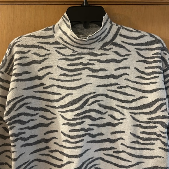 Anthropologie Women’s Lizzie Mock Neck Zebra Tiger Print Sweater Gray Size Small - Picture 4 of 13